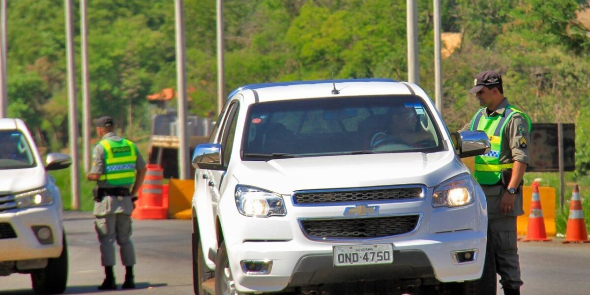 Batalhão Rodoviário apreende arma de fogo durante abordagem em São Miguel do Araguaia.