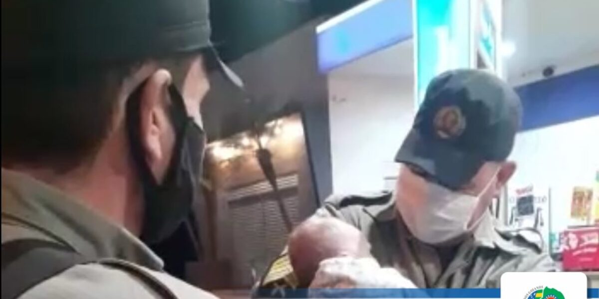 Bebê engasgado é salvo por policiais militares em Goianira