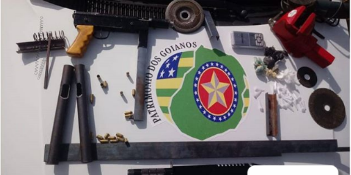 PM apreende drogas e uma metralhadora de fabricação caseira em Orizona-Go.