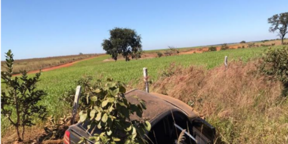 Policiais militares ajudam família envolvida em acidente de trânsito na GO-330.