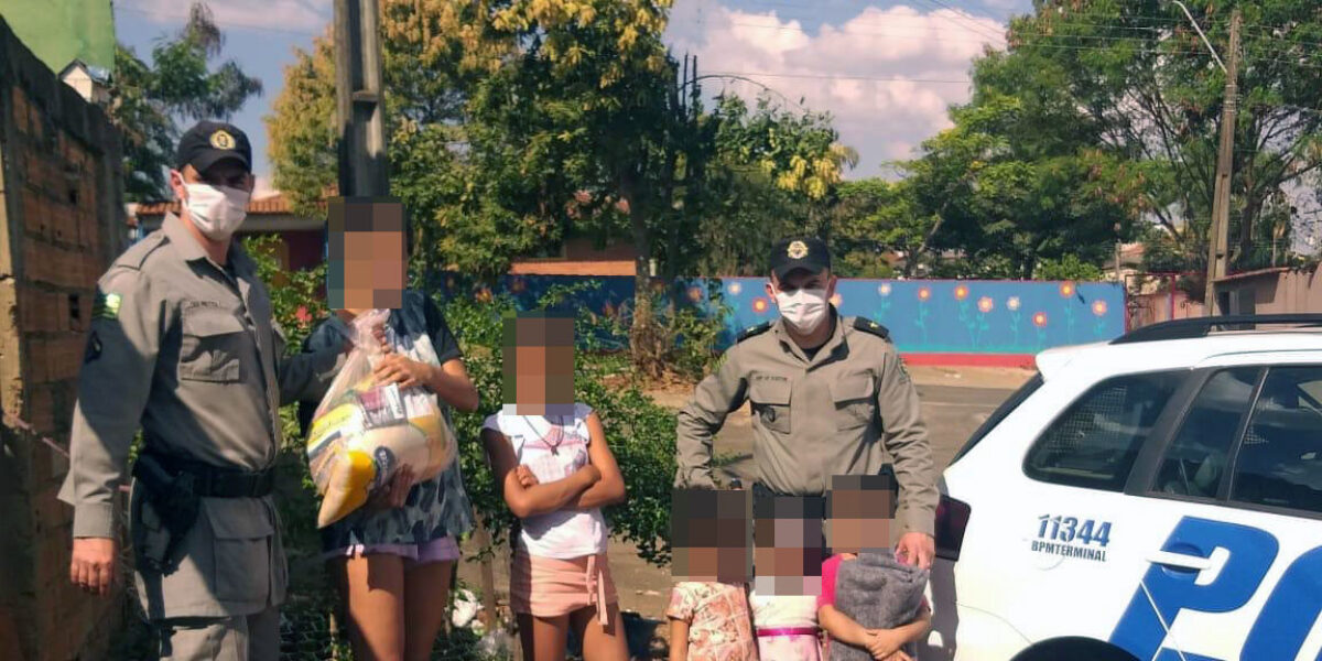 Batalhão de Terminal faz entrega de cestas básicas e cobertores no Setor Itamaracá, Região Noroeste de Goiânia