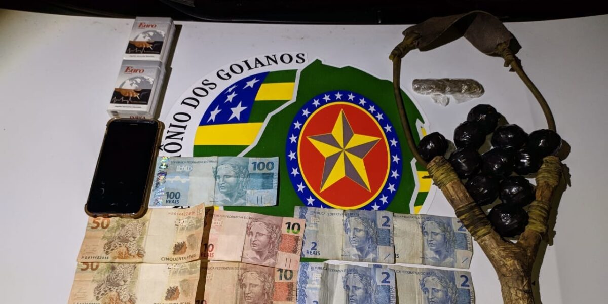 Dupla é presa próximo ao Complexo Prisional com entorpecente e estilingue