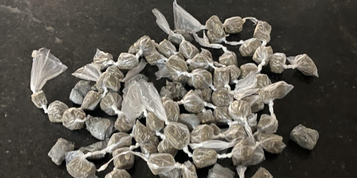 PMs de Santo Antônio do Descoberto apreendem 78 papelotes de maconha