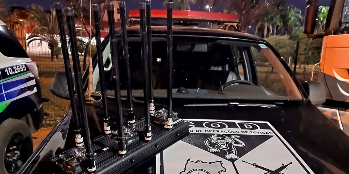 Suspeitos de integrarem associação criminosa são presos com placas frias e bloqueador de sinal