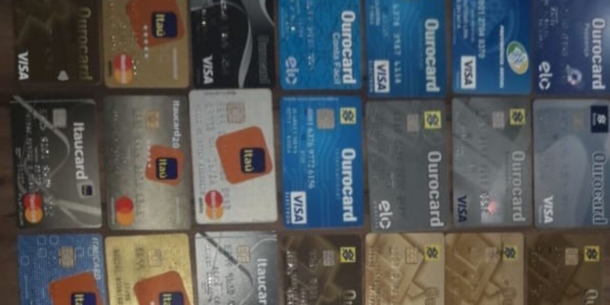 PMGO Prende Estelionatário com Vários Cartões Clonados em Nerópolis-GO