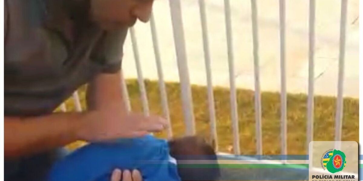 Policial militar de folga salva vida de bebê engasgado 