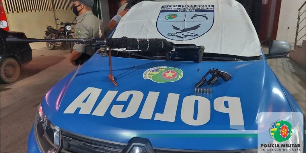 1ª CIPM: indivíduo é flagrado com 02 (duas) armas de fogo