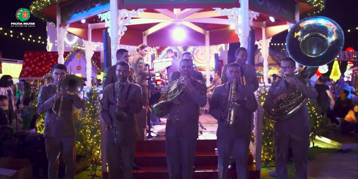 Cantata de Natal do Corpo Musical da PMGO no coreto do Natal do Bem