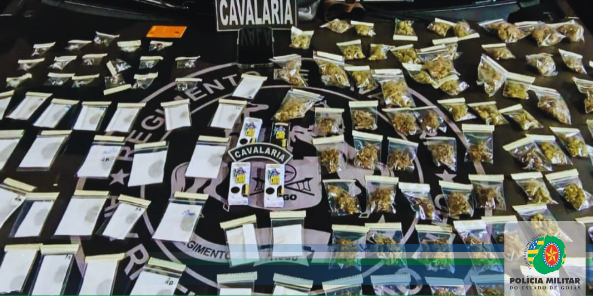 Cavalaria prende traficante em flagrante e apreende grande quantidade de drogas