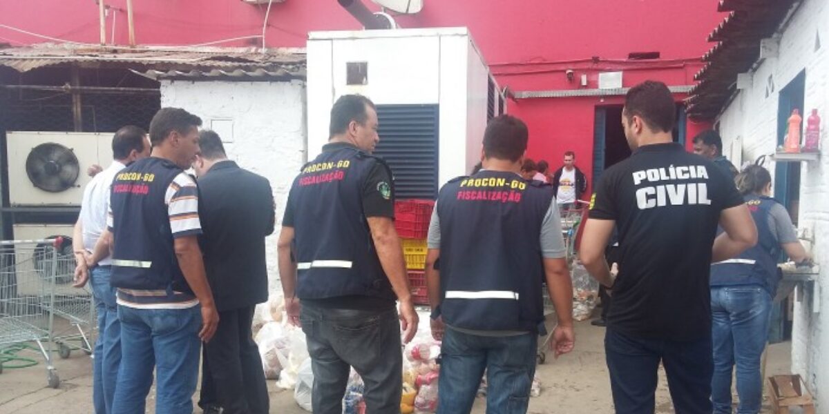 Procon Goiás, em ação fiscalizatória conjunta, interdita supermercado após constatar irregularidades no estabelecimento