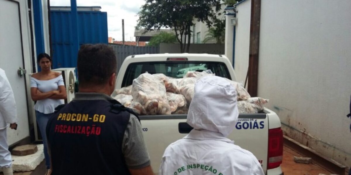 PROCON Goiás, PM e Agrodefesa fiscalizam distribuidora de pescados em Goiânia
