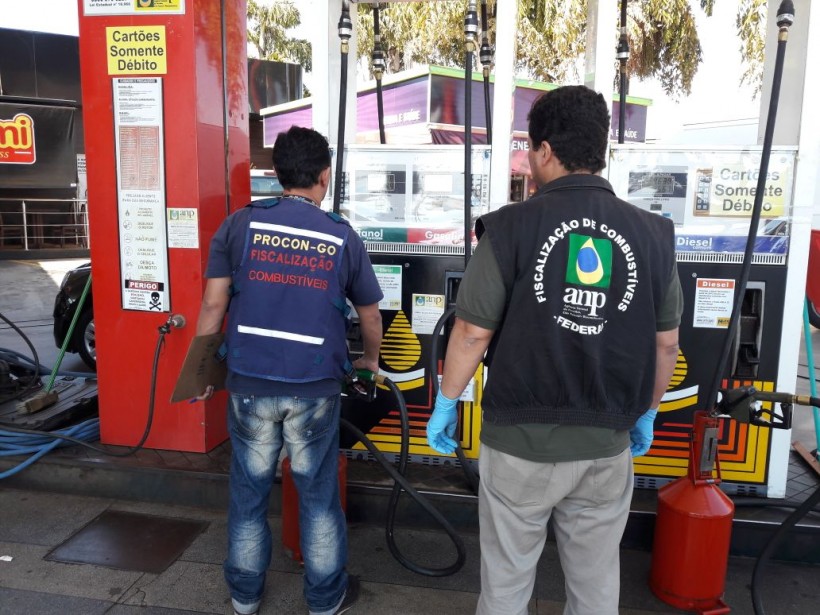 Procon Goiás autua dois postos em operação conjunta para fiscalizar combustíveis em Goiânia