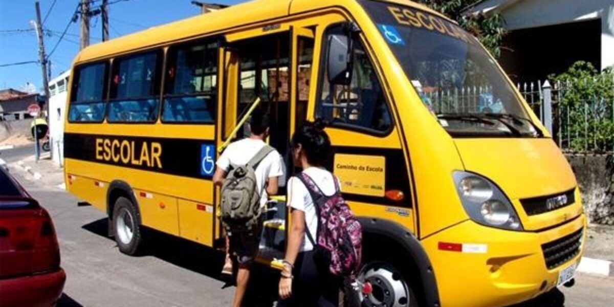 Consumidores devem ficar atentos à contratação de transporte escolar