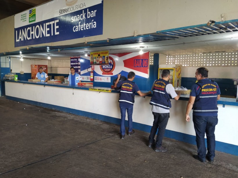 Procon Goiás autua dois bares no Estádio Serra Dourada pela venda de produtos vencidos