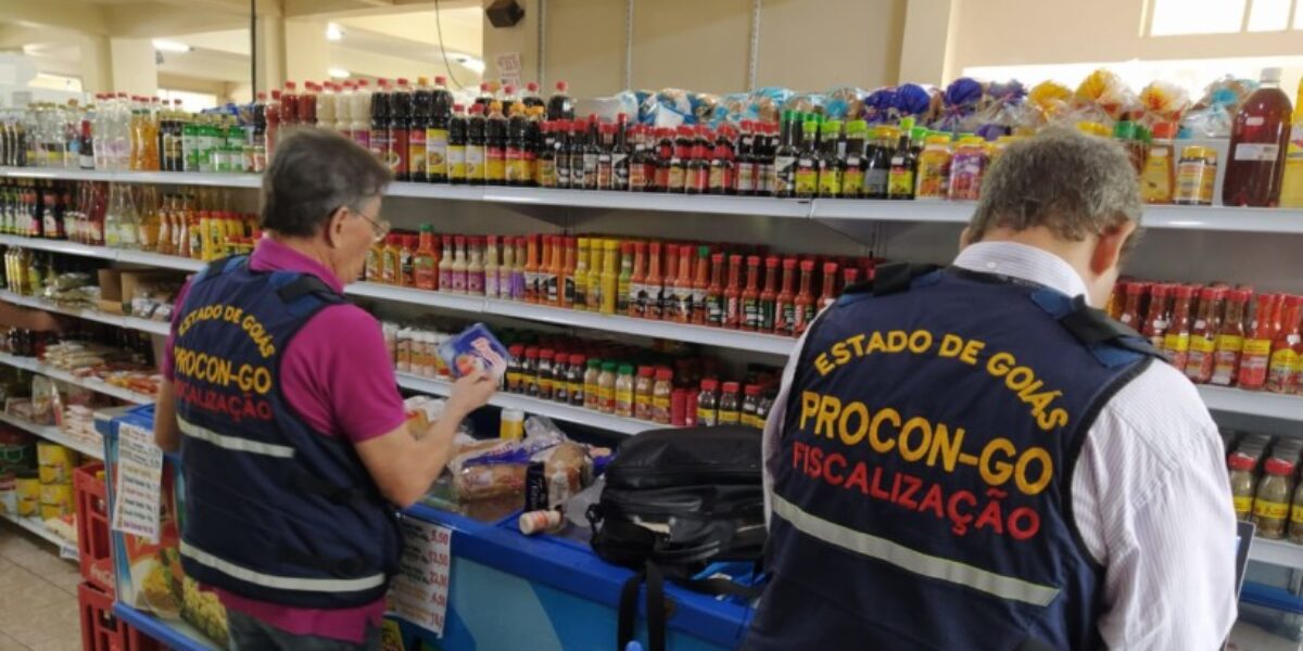Procon Goiás apreende quase meia tonelada de produtos vencidos em Abadiânia e Alexânia