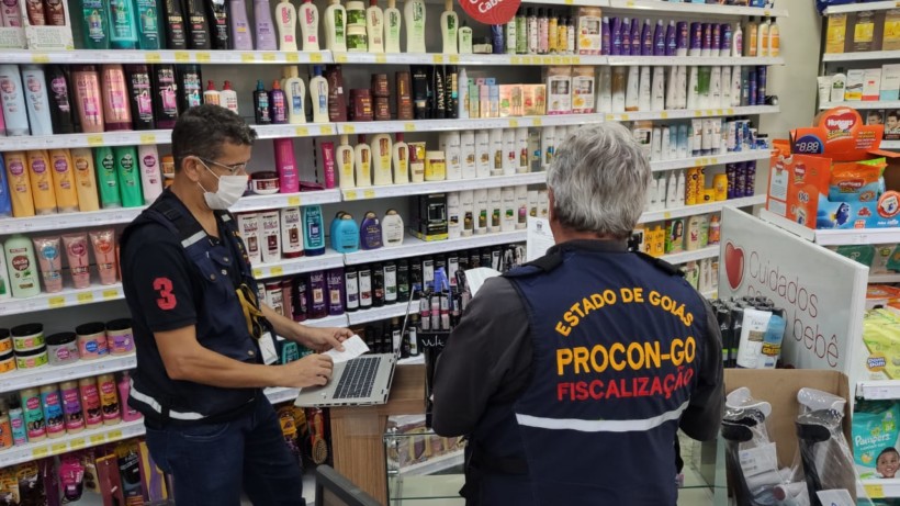 Procon Goiás fiscaliza preços de máscaras descartáveis e álcool gel em supermercados e drogarias de Goiânia