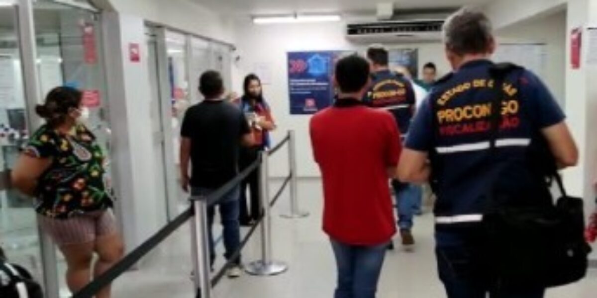 Procon Goiás fiscaliza tempo de espera em filas de agências bancárias de Goiânia nesta quarta-feira (15/4)