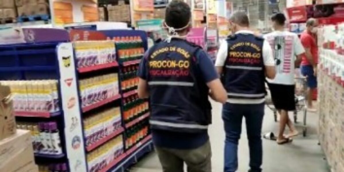 Fiscais do Procon Goiás percorrem supermercados de Goiânia para verificar denúncias de preços abusivos