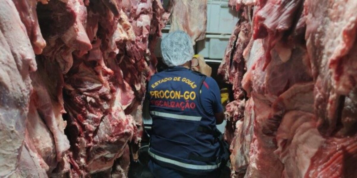 Procon Goiás apreende cerca de meia tonelada de produtos impróprios para o consumo e autua 49 açougues em Goiânia