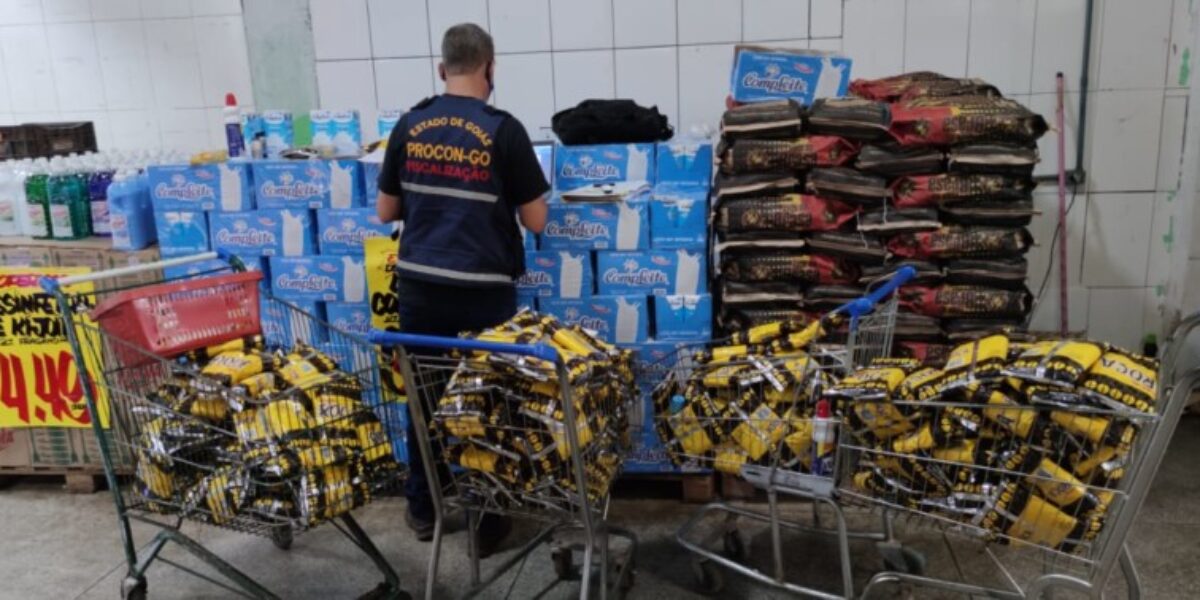 Procon Goiás apreende 111 quilos de café com prazo de validade vencido e embalagens com data raspada em supermercado de Senador Canedo