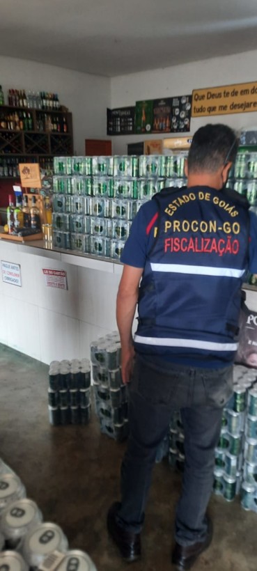 Procon Goiás apreende cerveja, refrigerante e alimentos vencidos em distribuidora de bebidas de Jussara