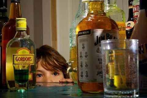 Procon Goiás notifica supermercado pelo uso de menores em vídeo com de bebidas alcoólicas nas redes sociais