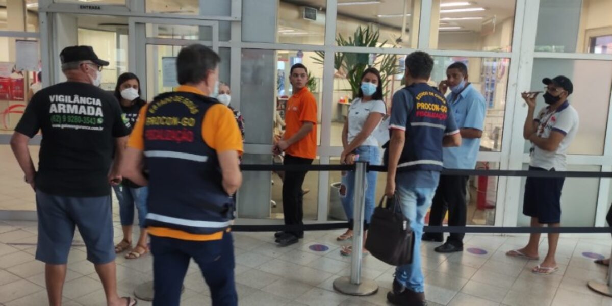 Procon Goiás autua agência bancária após consumidor esperar mais de duas horas na fila
