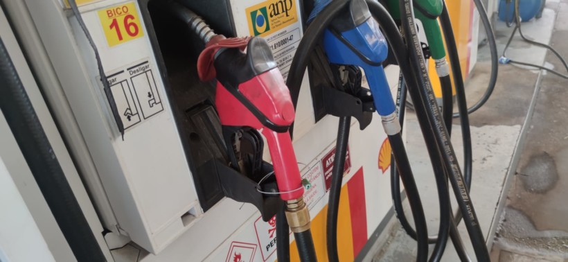 Fiscais do Procon Goiás flagram ´bomba baixa´ e teor de etanol acima do permitido em gasolina vendida em posto de combustíveis em Goiânia