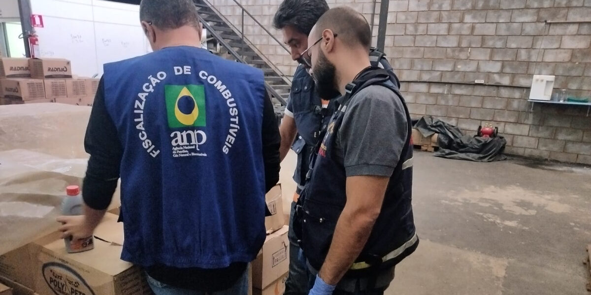 Fiscalização do Procon Goiás apreende 4424 litros de óleo lubrificante irregular em revendedora de Goianira