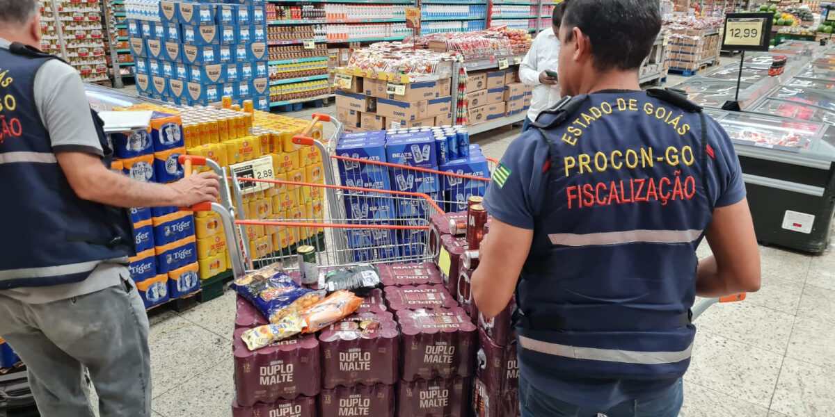Fiscais do Procon Goiás apreendem quase 900 latinhas de cerveja vencidas em supermercado de Goiânia