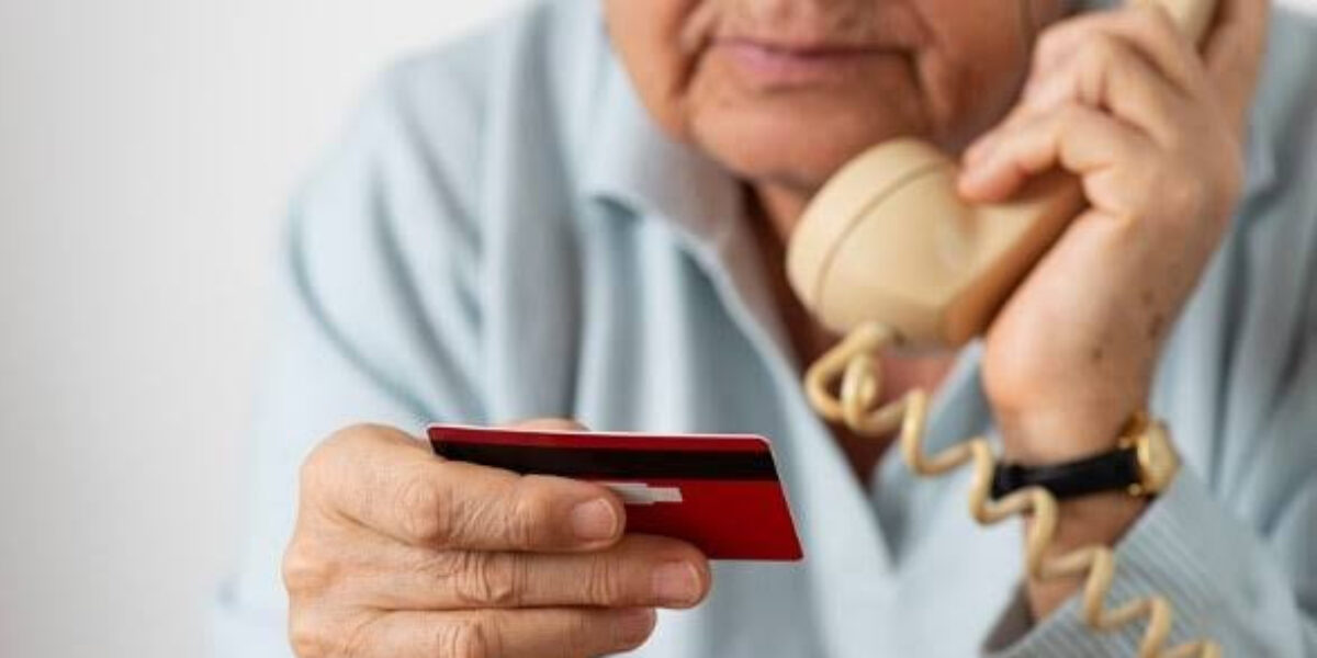 Caiado sanciona lei que proíbe oferecimento de empréstimos por telefone a idosos