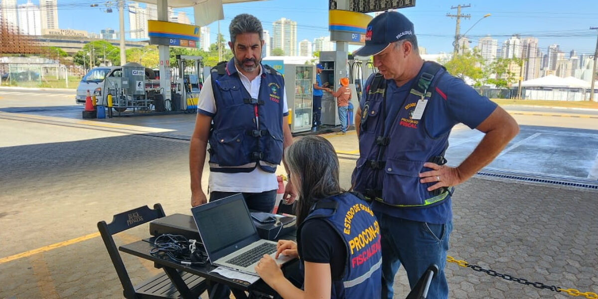 Fiscais do Procon Goiás notificam postos de combustíveis em Goiânia para justificar aumento de preço durante o feriado