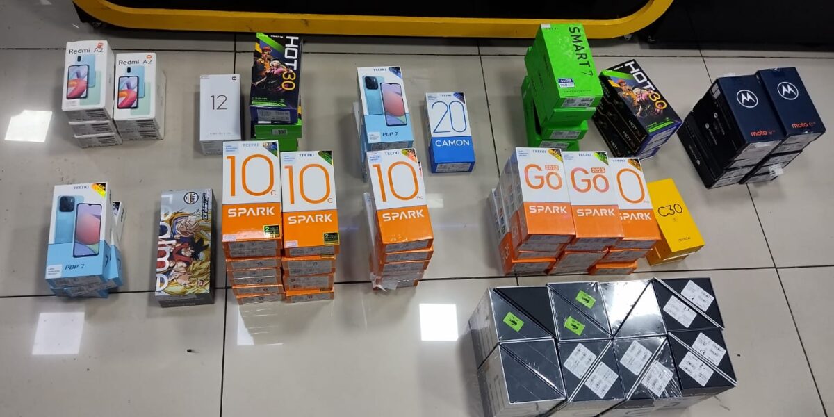 Fiscalização do Procon Goiás interdita loja de celulares em Goiânia