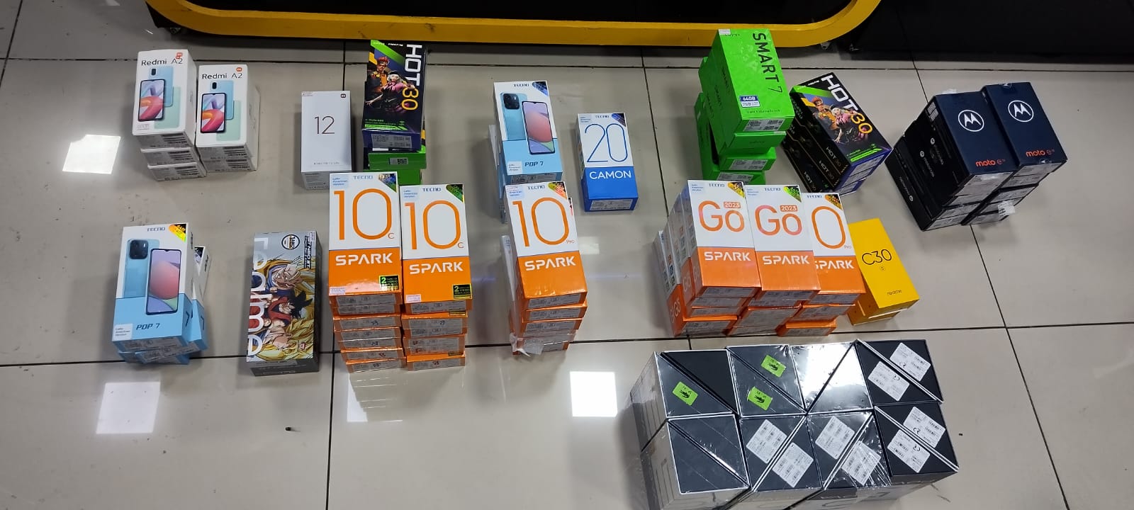 Fiscalização do Procon Goiás interdita loja de celulares em Goiânia