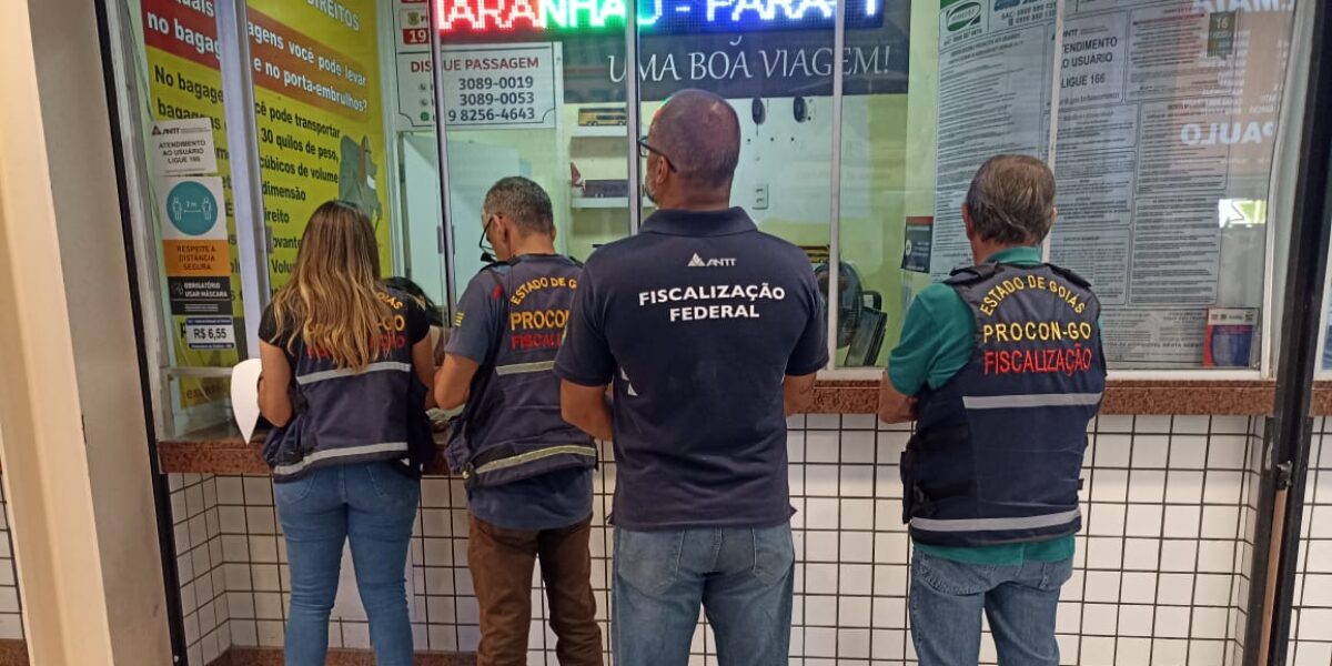 Fiscais do Procon Goiás interditam guichê de empresa de ônibus na rodoviária de Goiânia