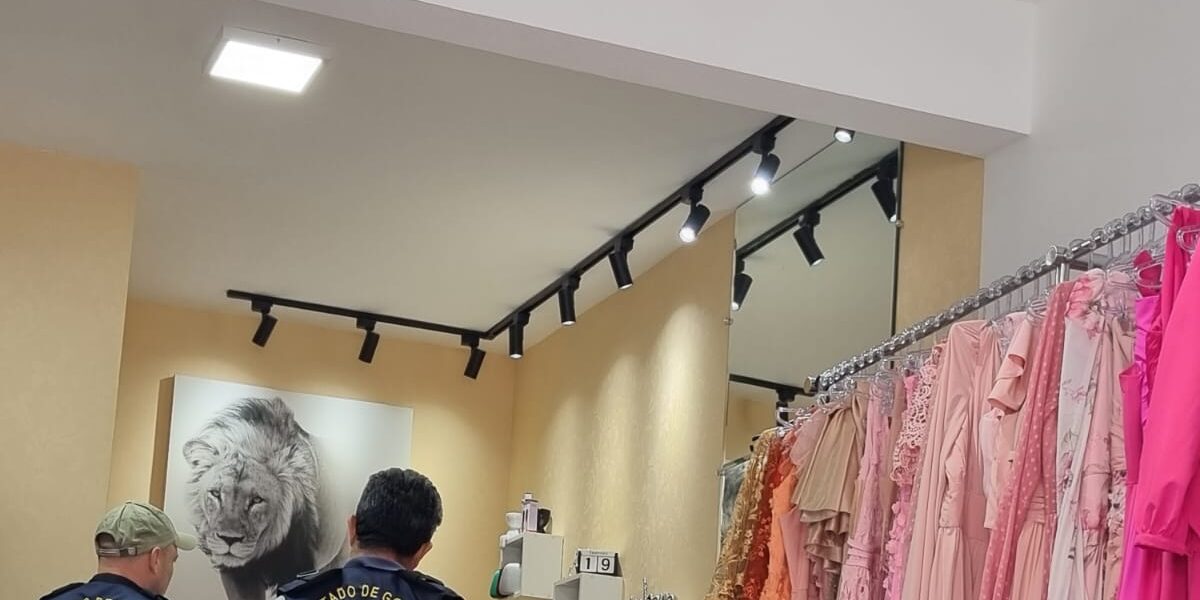 Loja de aluguel de roupas de festa é fechada após não entregar vestidos em data combinada