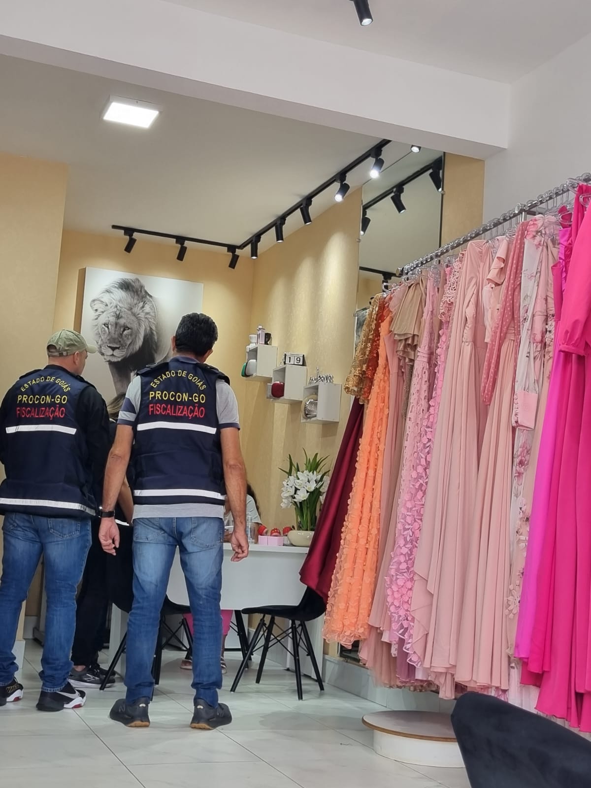 Loja de aluguel de roupas de festa é fechada após não entregar vestidos em data combinada