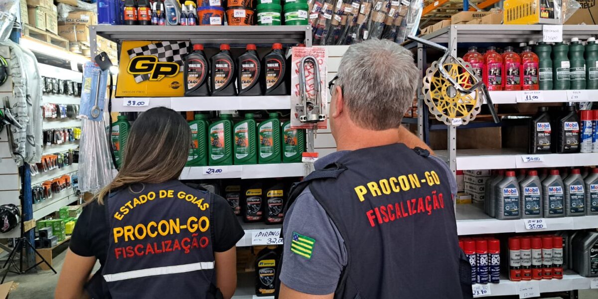 Óleo lubrificante irregular: fiscalização do Procon Goiás apreende quase 4 mil litros do produto