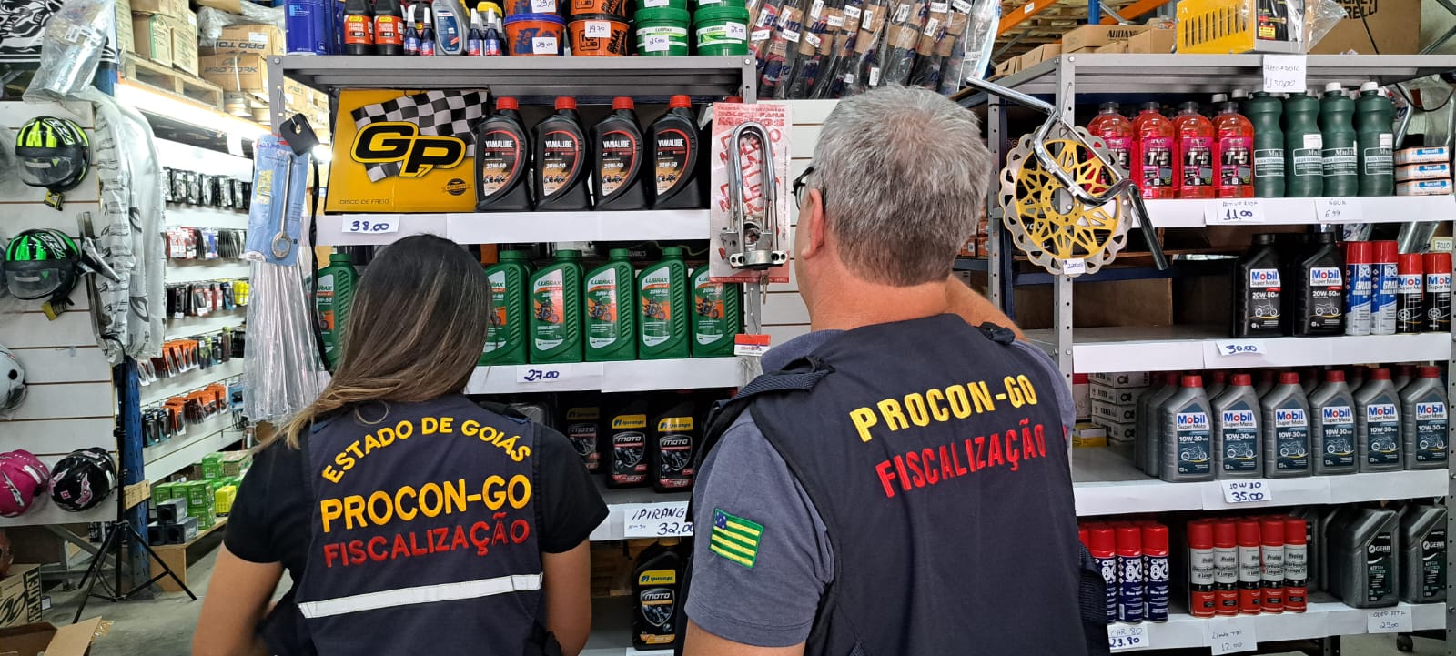 Óleo lubrificante irregular: fiscalização do Procon Goiás apreende quase 4 mil litros do produto