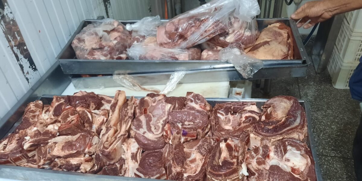 Procon Goiás apreende quase 100 quilos de carnes impróprias para o consumo em dois supermercados