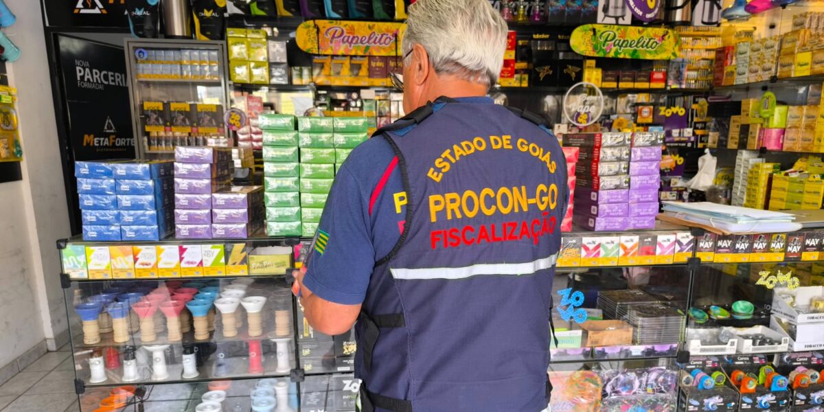 Procon Goiás apreende mais de 26 mil produtos vencidos em distribuidora de Goiânia