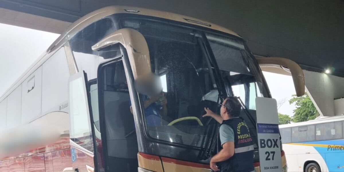 Fiscais do Procon Goiás autuam empresa de transporte rodoviário por má conservação de veículo