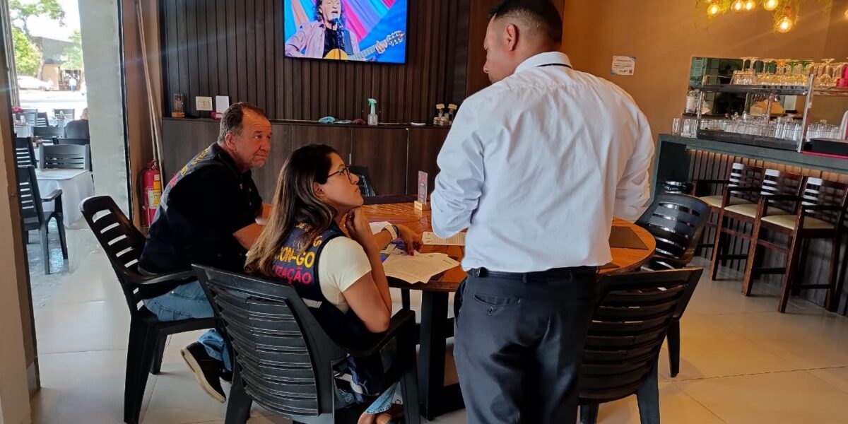 Procon Goiás realiza ação educativa em bares e restaurantes sobre obrigatoriedade do cardápio impresso