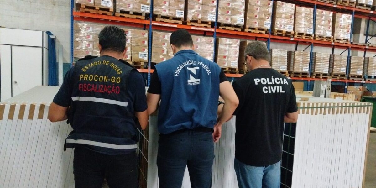 Procon Goiás apreende mais de 5,3 mil placas solares com registro suspenso