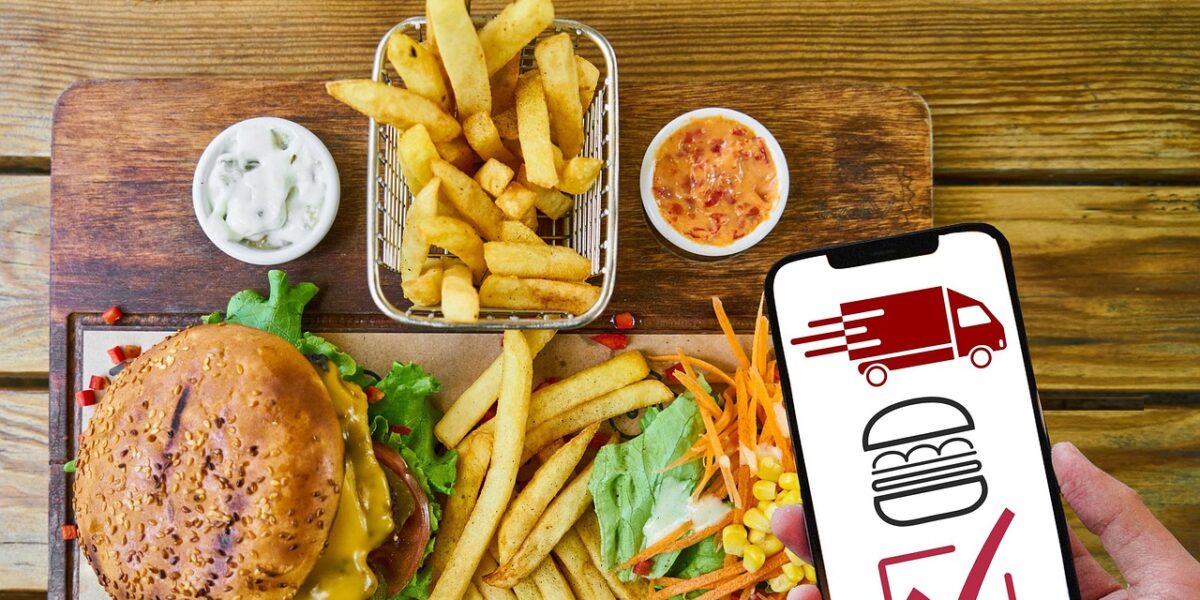 Procon Goiás autua Ifood por cobrança de “taxa de serviço”