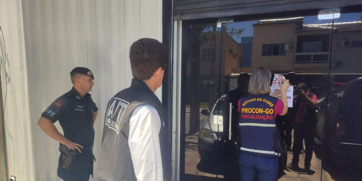 Em ação conjunta, Procon Goiás apreende quase 1650 perfumes em distribuidora de cosméticos de Goiânia