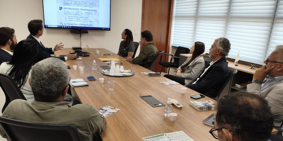 Procon Goiás reúne-se com Cetur-GO para orientar sobre boas práticas do setor turístico durante o MotoGP