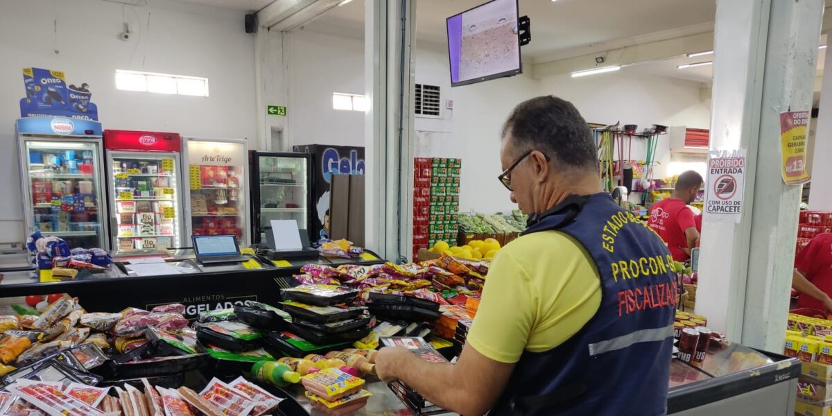 Em um supermercado em Goianápolis, Procon Goiás apreende aproximadamente 300 produtos vencidos