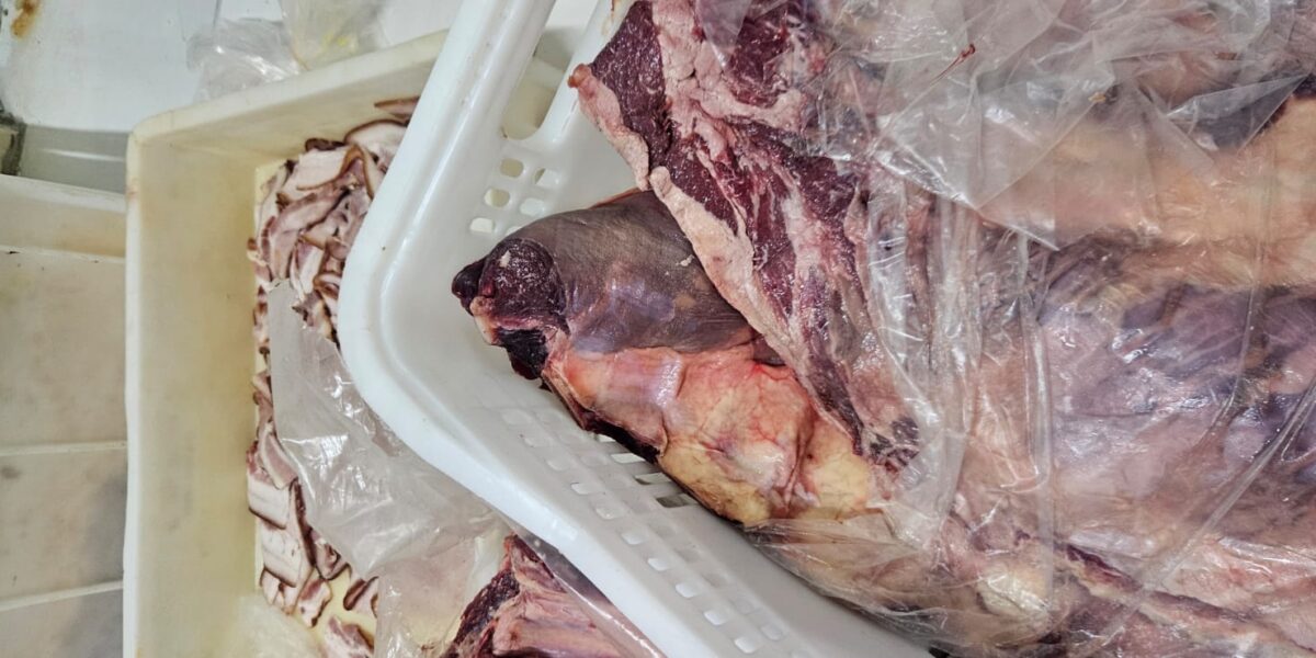 Fiscais do Procon Goiás apreendem mais de 215 quilos de carnes impróprias em supermercado de Goiânia