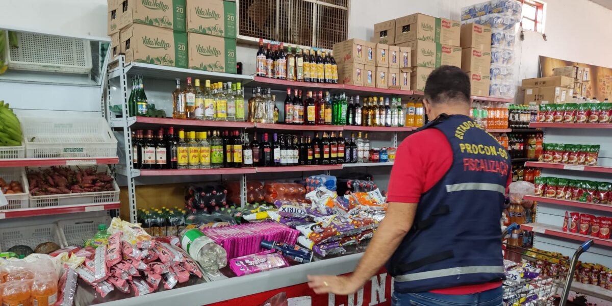 Procon Goiás apreende 316 produtos vencidos em um supermercado de Palmeiras de Goiás
